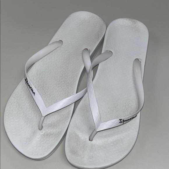 Ipanema Women's White Flip Flops size 8/ preowned - Picture 1 of 8